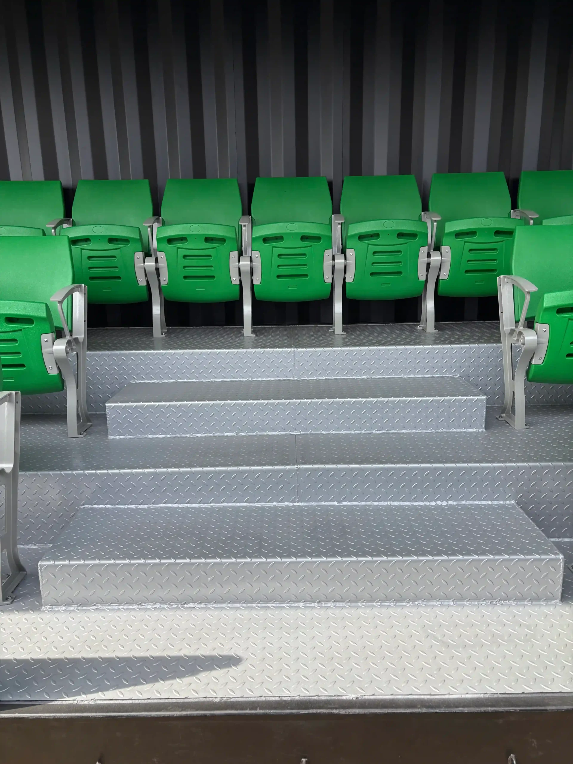 Container-Grandstand, mittlere Stufen zeigen