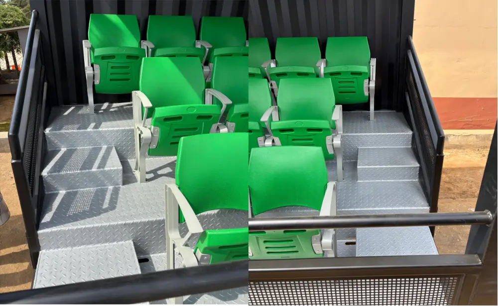 Container-Grandstand, die Stufen links und rechts
