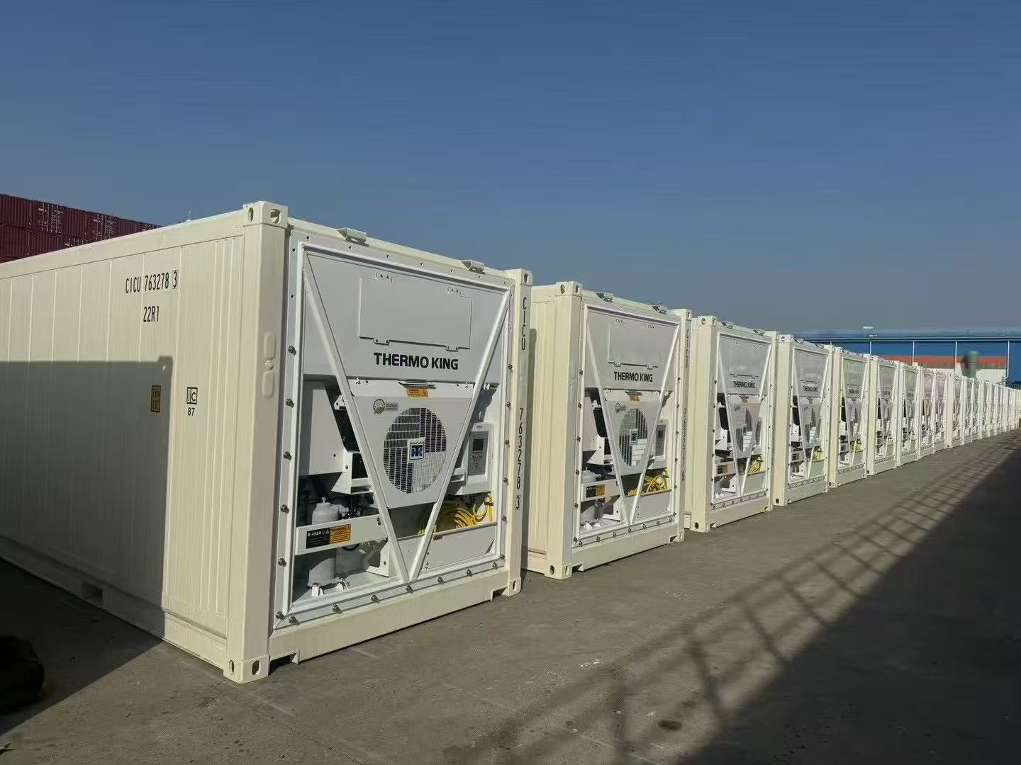 Garanta a integridade da sua carga sensível à temperatura com os nossos contentores frigoríficos Thermo King de última geração. Concebidos para máxima fiabilidade, estes contentores frigoríficos oferecem controlo climático preciso para bens perecíveis, produtos farmacêuticos e produtos químicos de alto valor. Os nossos contentores apresentam a mais recente tecnologia de refrigeração e telemática integrada para monitorização remota em tempo real, garantindo condições ótimas em toda a cadeia de frio.