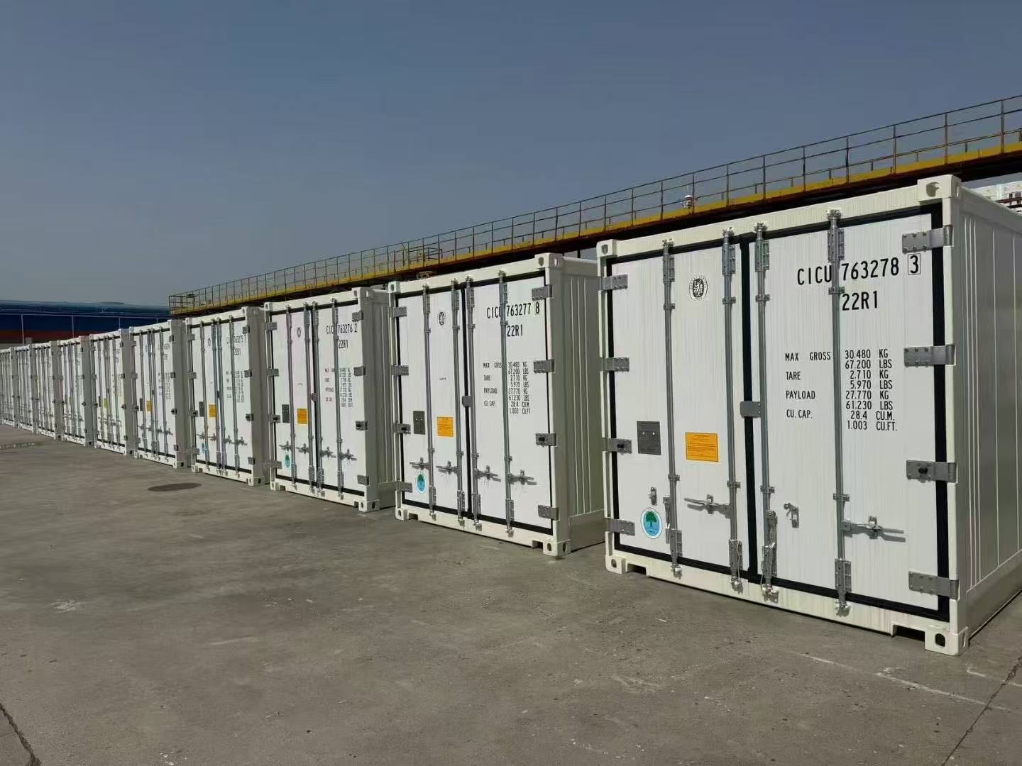 Descubra durabilidade incomparável com a nossa frota robusta de contentores frigoríficos (reefer). Concebidos para resistir a ambientes marítimos adversos, as nossas unidades revestidas em aço e alumínio oferecem isolamento superior e integridade estrutural. Disponíveis nos tamanhos padrão de 20 e 40 pés, estes contentores estão equipados com unidades Thermo King líderes do setor, tornando-os a escolha ideal para transporte pesado de longa distância e armazenamento a frio seguro.