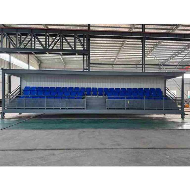 arquibancada em contêiner aberta em plataforma de assentos elevados multiníveis com escadas integradas e guarda-corpos pronta para uso do público em locais esportivos ou de eventos