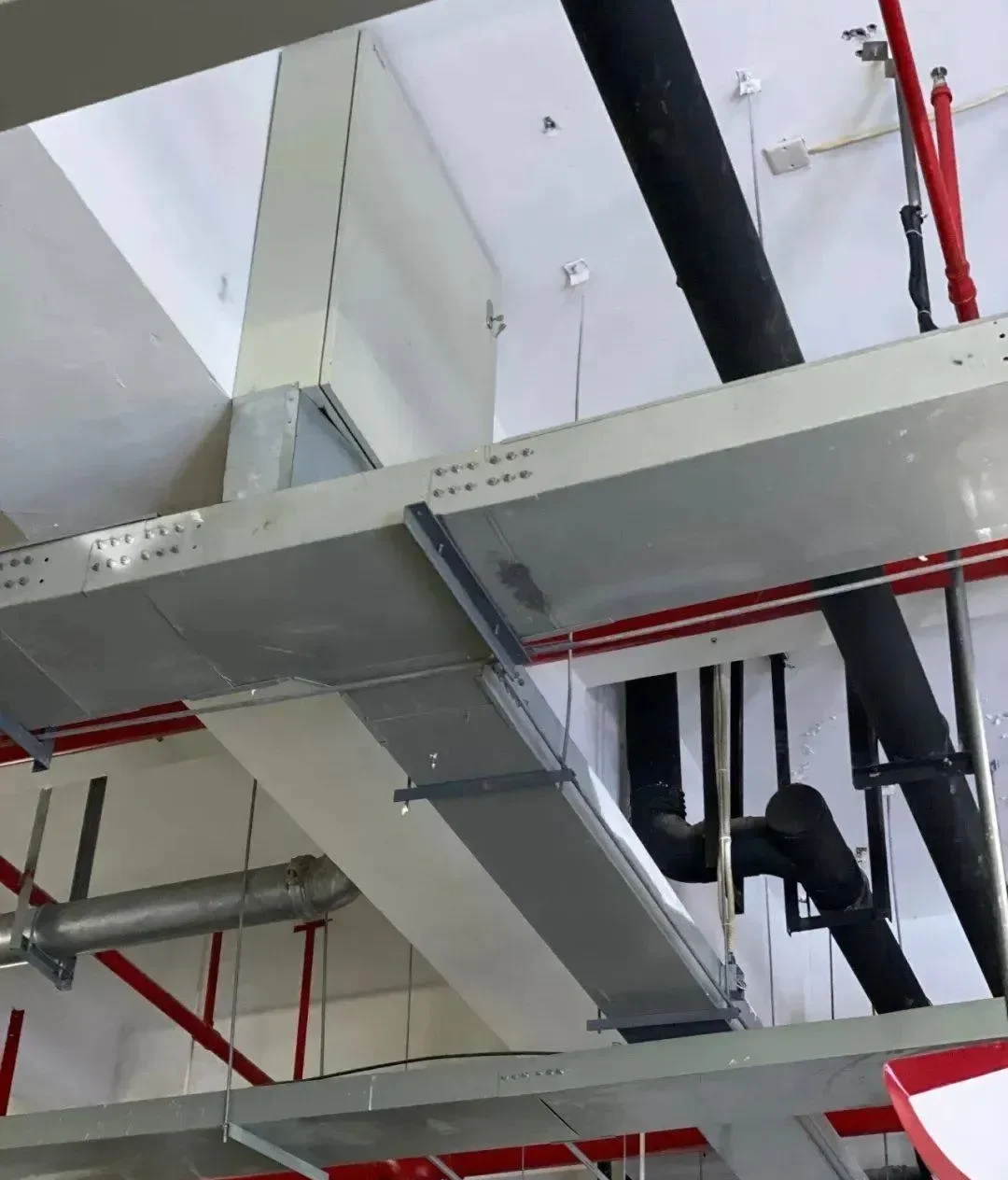 Cable trays facilitate the smooth installation of electrical circuits in buildings.
