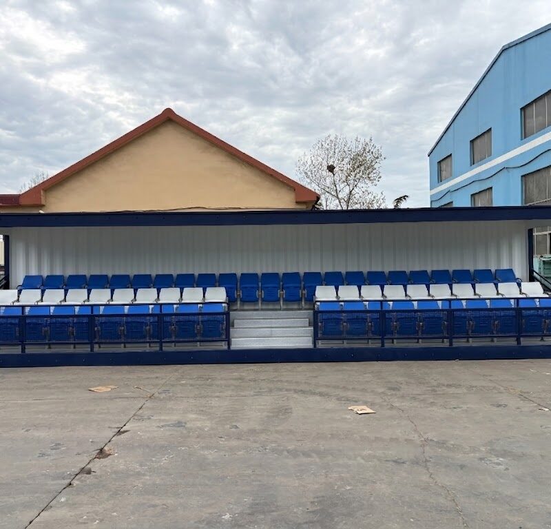 Arquibancada para espectadores construída a partir de um contêiner de 40 pés, com 63 assentos.